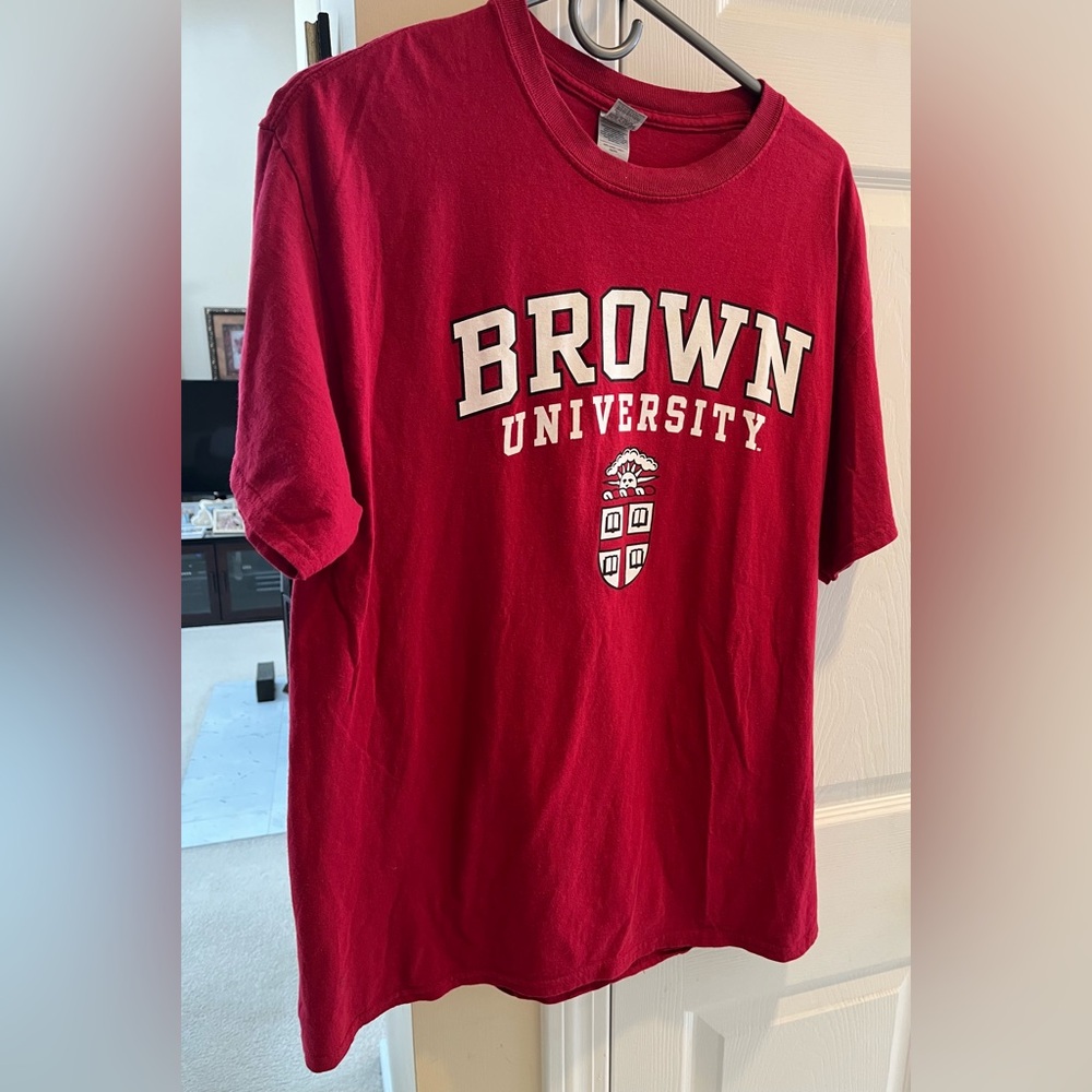 Brown University  maroon  100% cotton 
Size Large Mens T-Shirt
Worn once. - Picture 2 of 10